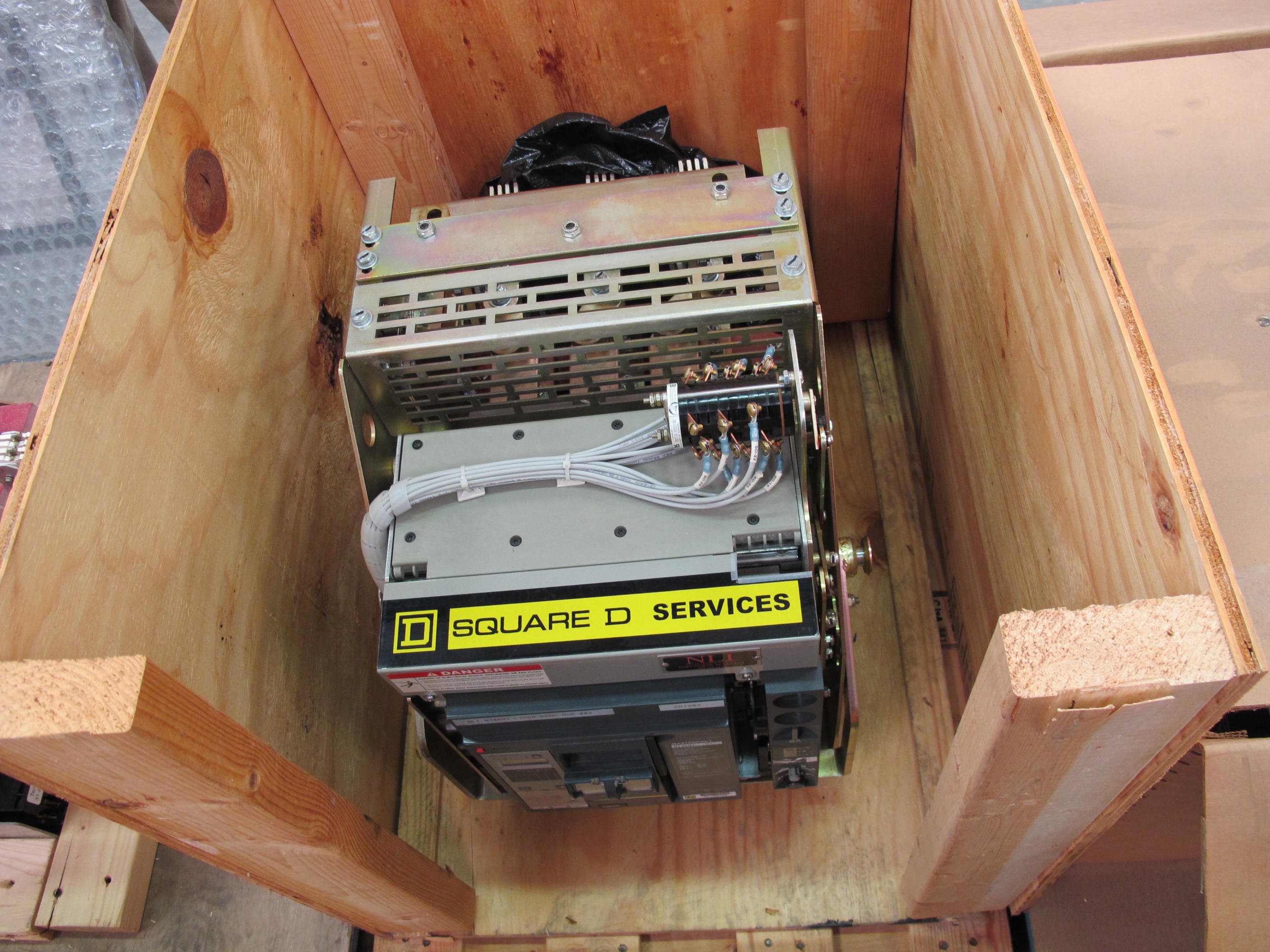 BREAKER, CIRCUIT, 600 FRAME AMP RATING, MASTERPACT NT 08N1 KIND, 3 POLE, 480 VOLT RATING SQUARE D DIRECT REPLACEMENT FOR NSR ABB K-600S INCLUDES ONE NEW 24" DOOR, MOUNTS USING EXISTING HINGES > CONTINUOUS CURRENT: 600A > INTERRUPTING RATING: 30KA @ 535VAC > 125VDC OPERATED > MICROLOGIC TRIP UNIT 5.0A > 800A SENSOR > 600A SENSOR PLUG > 24" DOOR, PART # NLI-NT08N1-LISB8-EODC-NSR-002 (W-44) LOADING & HANDLING FEE $15-